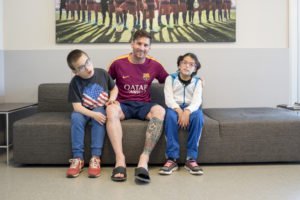 El futbolista del Barça Leo Messi amb esportista amb discapacitat intel·lectual de Special Olympics Catalunya