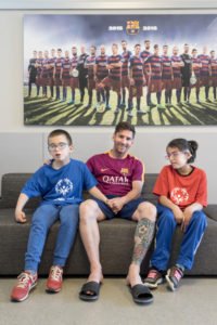 El futbolista del Barça Leo Messi amb esportista amb discapacitat intel·lectual de Special Olympics Catalunya