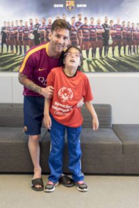 El futbolista del Barça Leo Messi amb esportista amb discapacitat intel·lectual de Special Olympics Catalunya