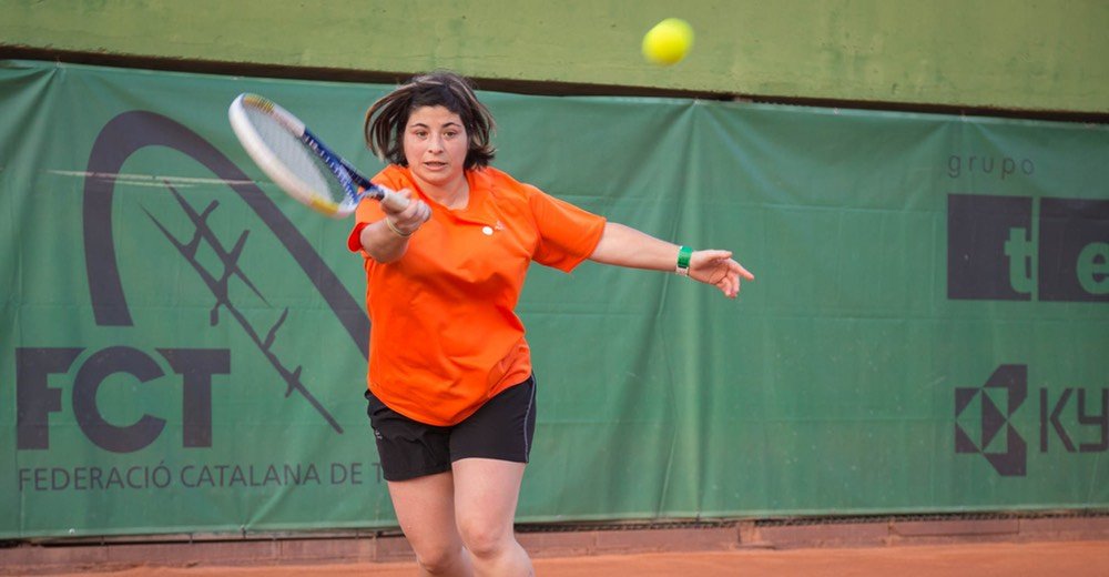 Esportista amb discapacitat intel·lectual de Special Olympics Catalunya jugant a tennis