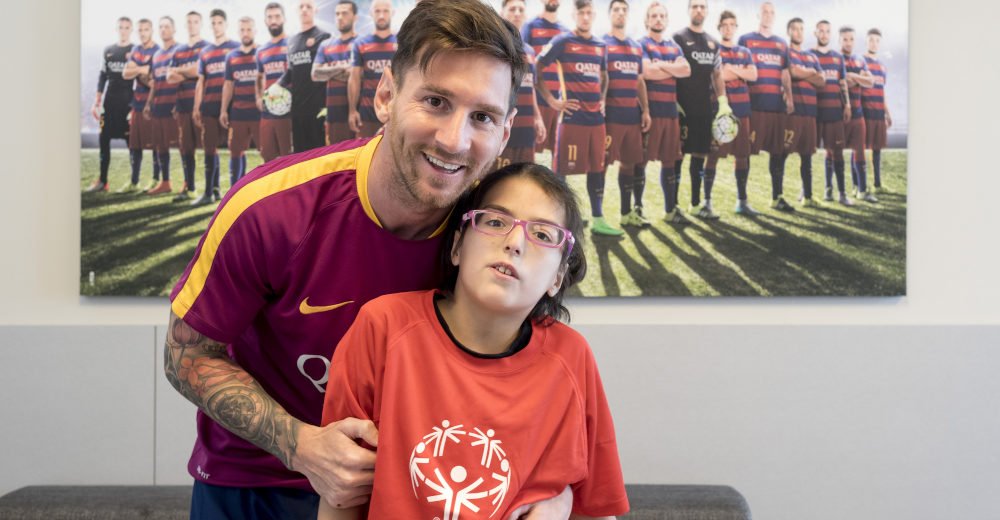 El futbolista del Barça Leo Messi amb esportista amb discapacitat intel·lectual de Special Olympics Catalunya