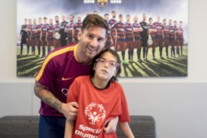 El futbolista del Barça Leo Messi amb esportista amb discapacitat intel·lectual de Special Olympics Catalunya